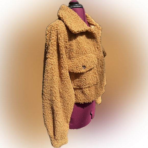 Women’s Oversized Tan ‘Teddy’ Sherpa Jacket with Patch Pockets - Picture 2 of 6